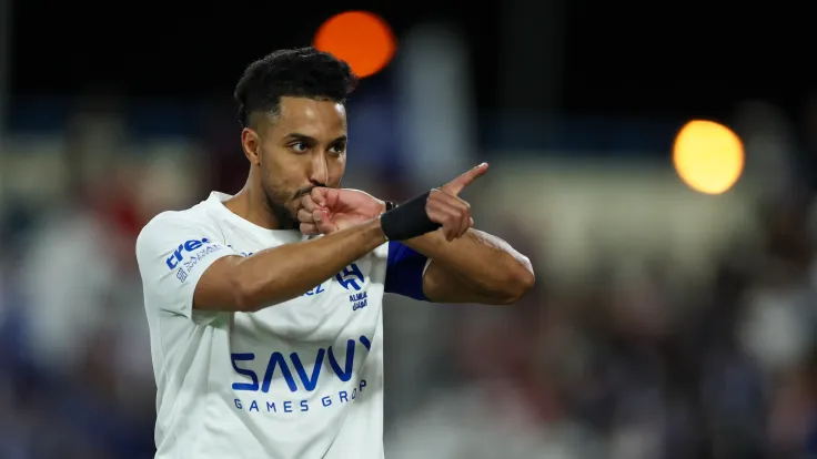 سالم الدوسري يبقى في الهلال بعد نفى مفاوضات مع الدرعية