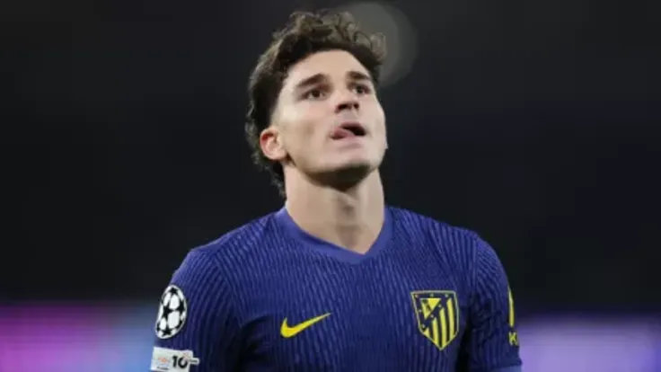 برشلونة يضع جوليان ألفاريز هدفاً رئيسياً وسط إصرار الأرجنتيني على الرحيل من أتلتيكو مدريد