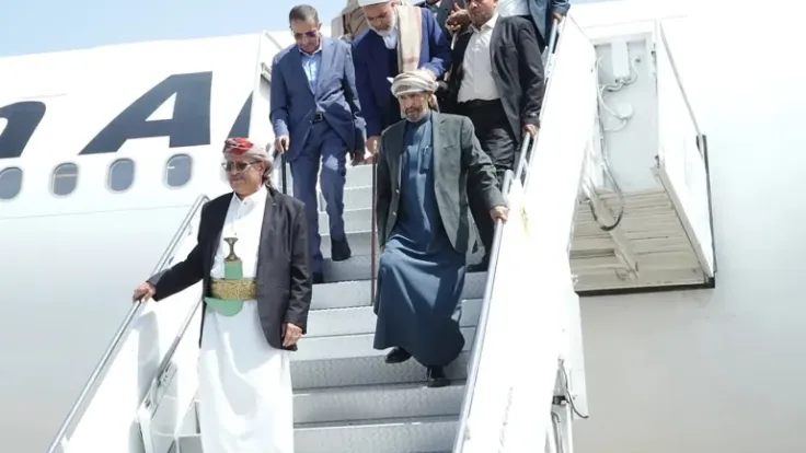 الحكومة اليمنية تمنع طائرة إيرانية من مطار صنعاء وتؤكد ضرورة التصاريح الجوية