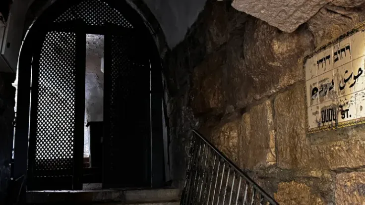 بوابة حديدية في القدس تزيد من تقييد حركة الفلسطينيين