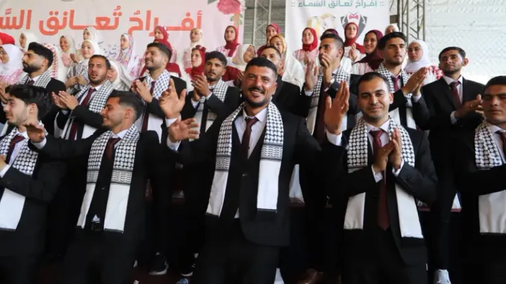 دير البلح تحتفل بعرس جماعي لصمود الشباب وسط القصف الدائري