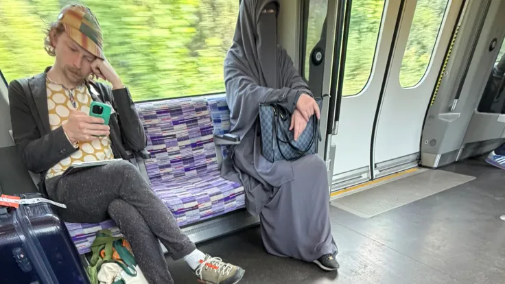 صورة منتقبة في حافلة لندن تُشعل الجدل حول الإسلاموفوبيا