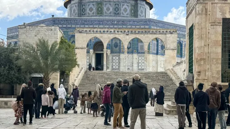 مئات المستوطنين يقتحمون الأقصى وإخلاء منازل كفر عقب