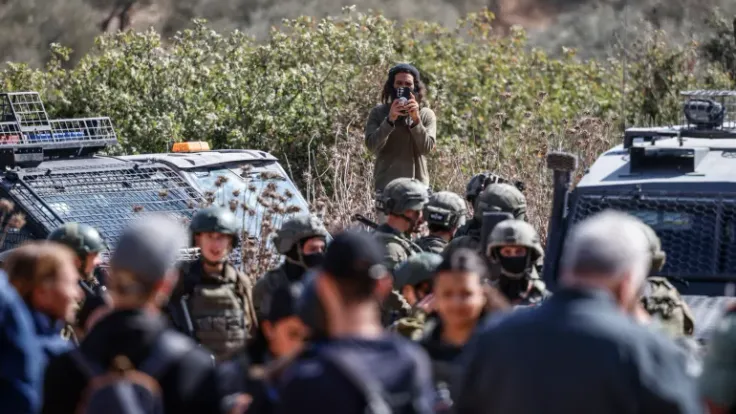 قوات الاحتلال تحتجز 90 شخصاً بما في ذلك مرشح الكونغرس الأمريكي براد لاندر أثناء قطف الزيتون في نحالين