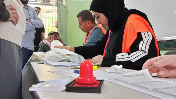 الانتخابات المحلية الفلسطينية.. مشاركة خجولة وسط إقصاء و ضغوط