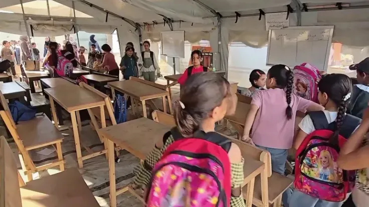أطفال غزة يعودون إلى الفصول داخل خيام النزوح رغم صعوبات التعليم