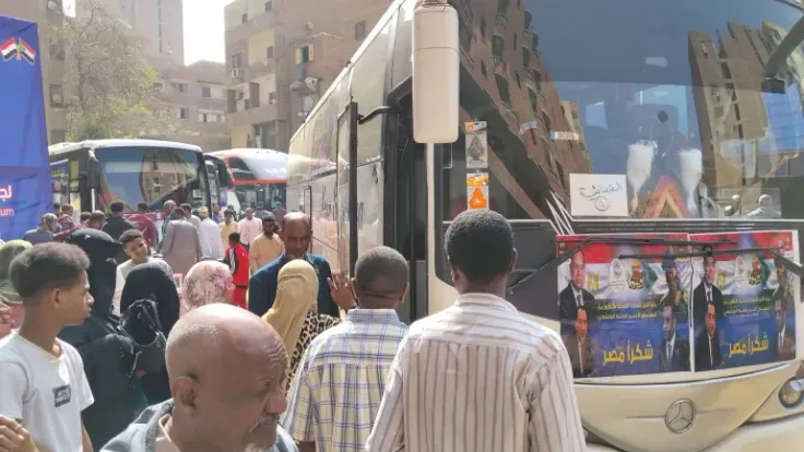 عودة 21 حافلة تقل مئات السودانيين من مصر إلى بلادهم