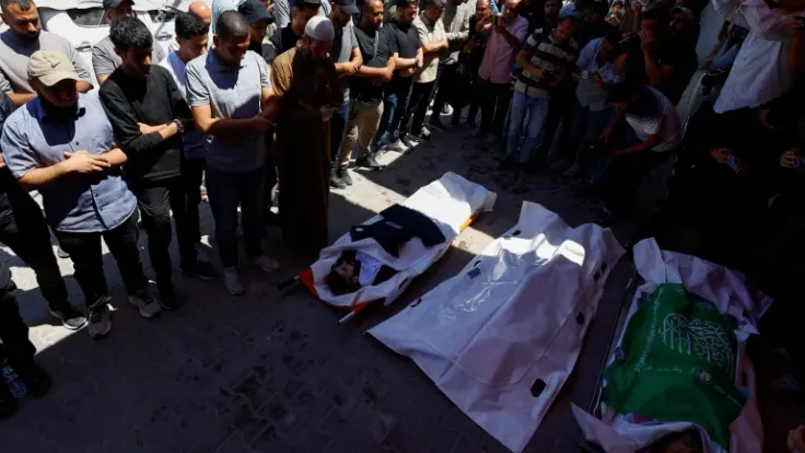 استشهاد 3 فلسطينيين بغارة إسرائيلية في دير البلح