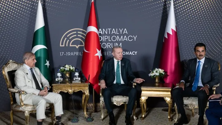 أمير قطر يبحث مع أردوغان ورئيس وزراء باكستان جهود خفض التصعيد في المنطقة