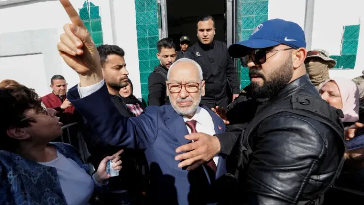 جبهة الخلاص الوطنية تدعو إلى الإفراج الفوري عن راشد الغنوشي وسط تدهور صحته