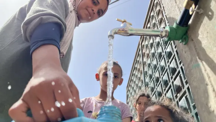 استشهاد طفل في خان يونس والاحتلال يزيد من حرمان غزة من المياه