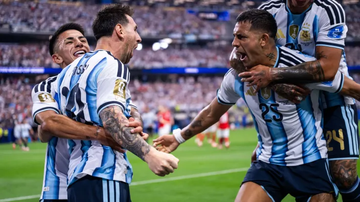 فاكوندو ميدينا يكشف طلبه الغريب من ليونيل ميسي