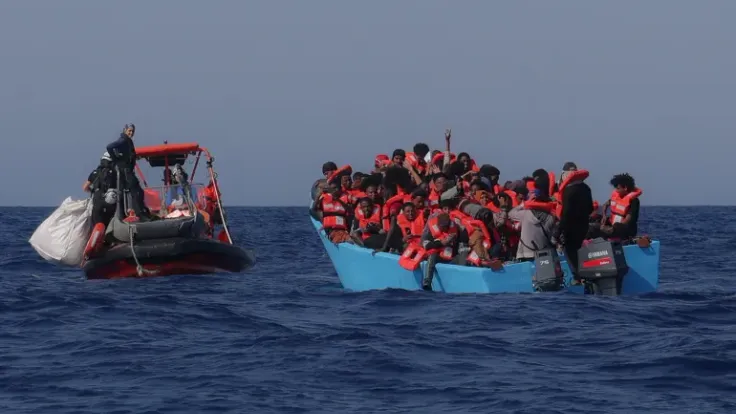 موت 7 مهاجرين وإجلاء 50 آخرين بعد غرق زورق قبالة سواحل ليبيا