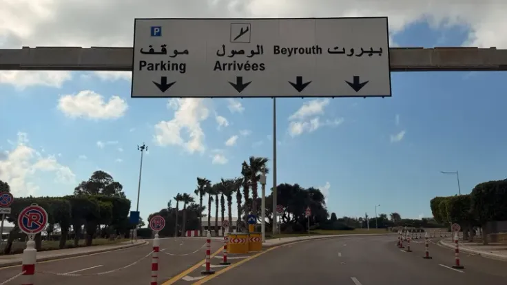 العودة إلى لبنان: فرح لا يكتمل وحذر لا يغيب في مطار رفيق الحريري الدولي