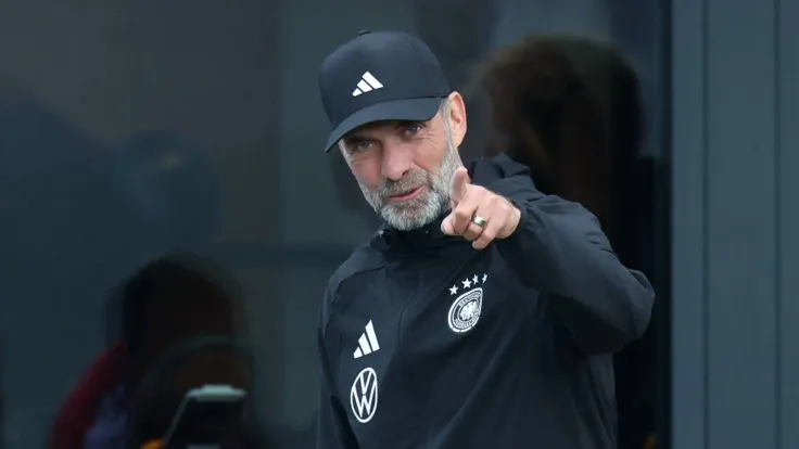 يورجن كلوب يمازح بايرن ميونخ خلال زيارته لمتحف النادي