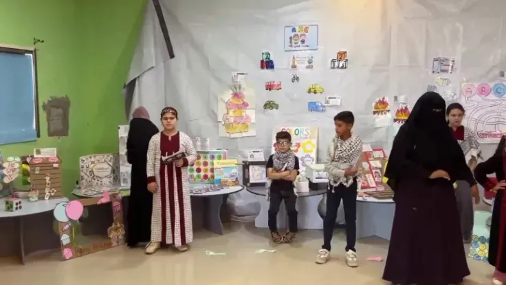 معرض "الأنامل الذهبية" في خان يونس: تحدي حصار التعليم بغزة بالإبداع