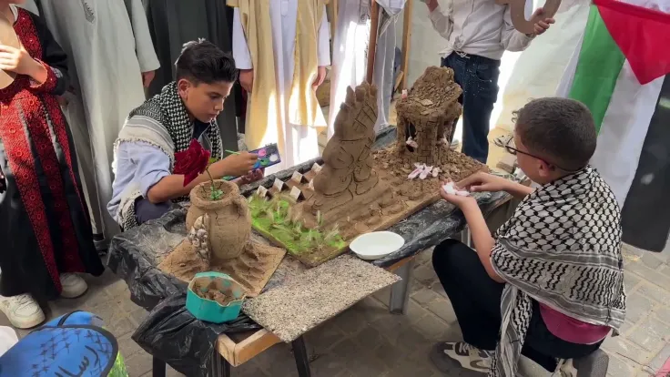 أطفال غزة يروون أوجاع النكبة بمجسمات وأغان ومفاتيح عودة