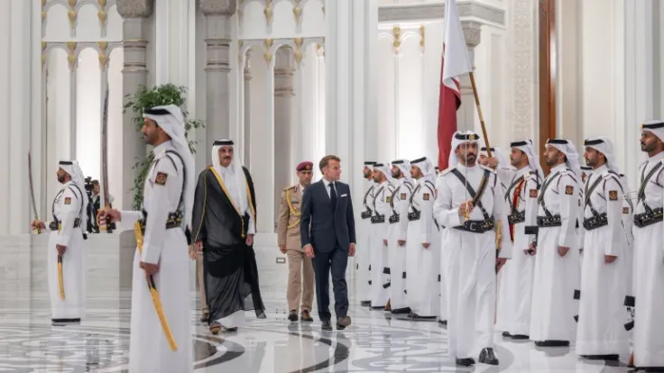 أمير قطر والرئيس الفرنسي ماكرون يجرّيان مباحثات مثمرة في الدوحة حول الشراكة الاستراتيجية والاستثمارات