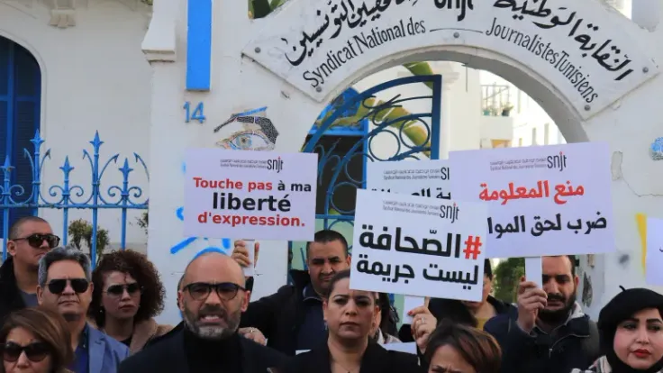 محاميتان تحذران من تدهور حالة الصحفي التونسي المضرب عن الطعام مراد الزغيدي