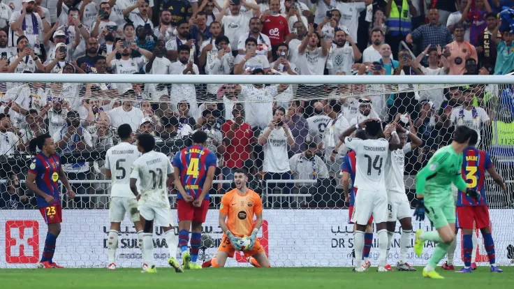ريال مدريد وجهاز برشلونة ينتظران رد دين 100 عام في كلاسيكو القرن