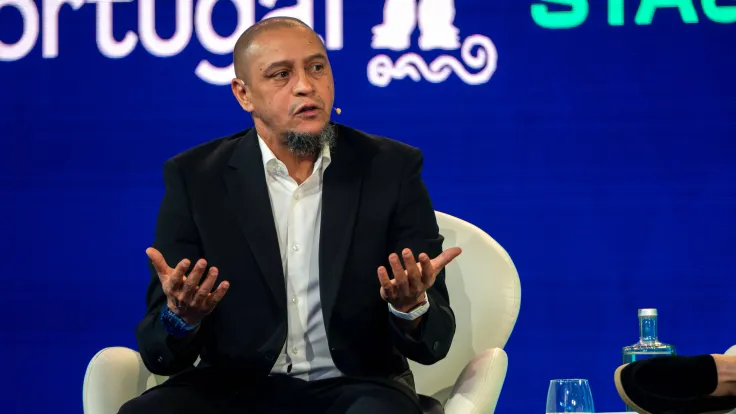 روبرتو كارلوس يوضح خسارته المالية وينفي اعتناقه الإسلام