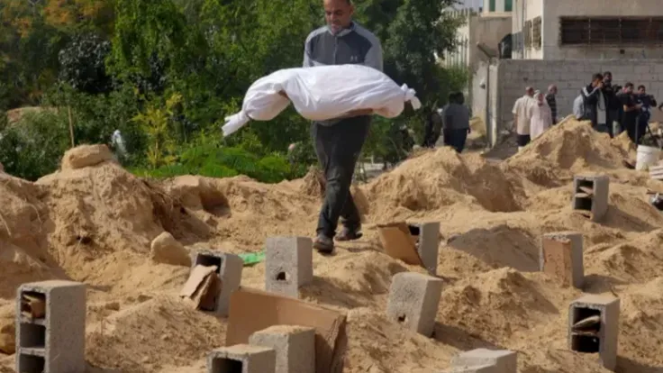 معاناة الغزيين في دفن الشهداء: 500 دولار للقبر الواحد