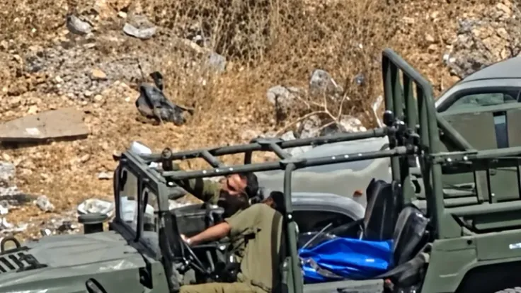 جنديان إسرائيليان يلتقطان سيلفي بجوار جثمان شاب فلسطيني بعد استشهاده في بني نعيم