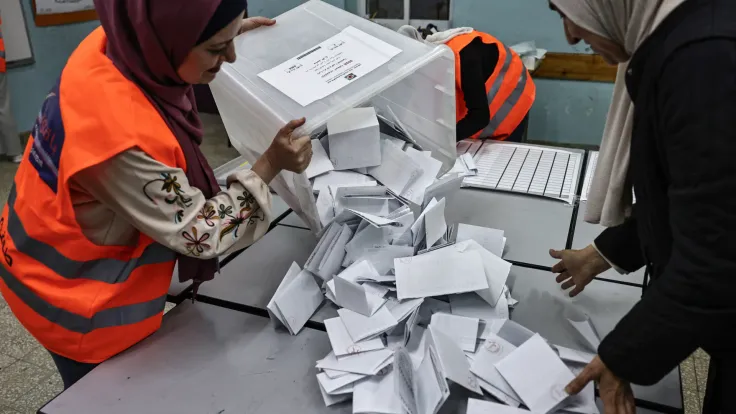 فرز الأصوات يعلن نتائج الانتخابات المحلية بالضفة ودير البلح