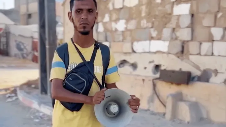 الشاب أحمد عيوش: صوت القرآن في شوارع غزة رغم الإعاقة والنزوح