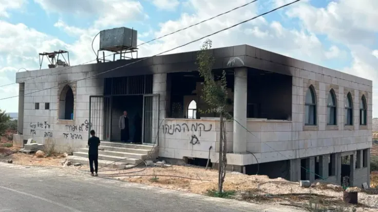 مستوطنون يحرقون مسجدين في نابلس وطولكرم وعضو كنيست يدعو لتدمير قرية فلسطينية