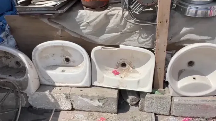 نازحو غزة يحولون ركام المنازل إلى سلع ثمينة في سوق غير تقليدي