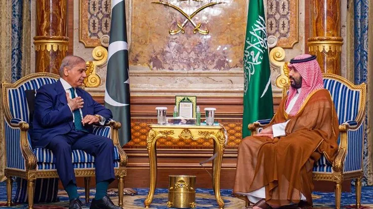 شهباز شريف يقود وفد باكستاني إلى السعودية لبحث العلاقات الإقليمية وتعزيز التعاون
