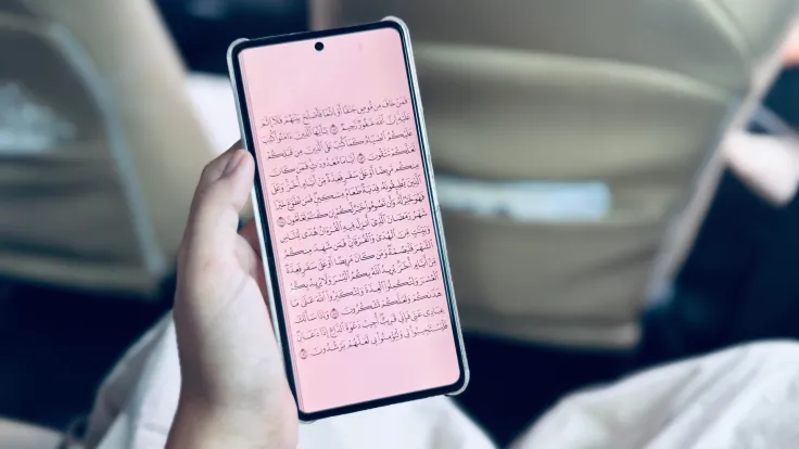 التكنولوجيا والروحانية: كيف غزت التطبيقات الذكية حياة المسلمين؟
