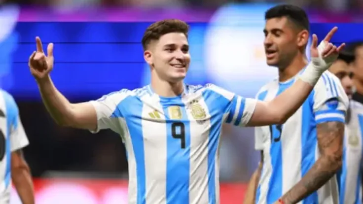 خوليان ألفاريز يُเผย أسرار الريمونتادا التاريخية للأرجنتين أمام مصر