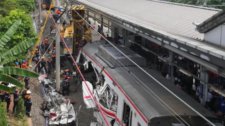 تصادم قطارين قرب جاكرتا: 14 قتيلا و84 جريحا في حادث مروع