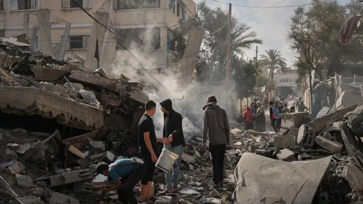 استشهاد فلسطيني وجرحان في غزة وسط مطالب بتدفق المساعدات