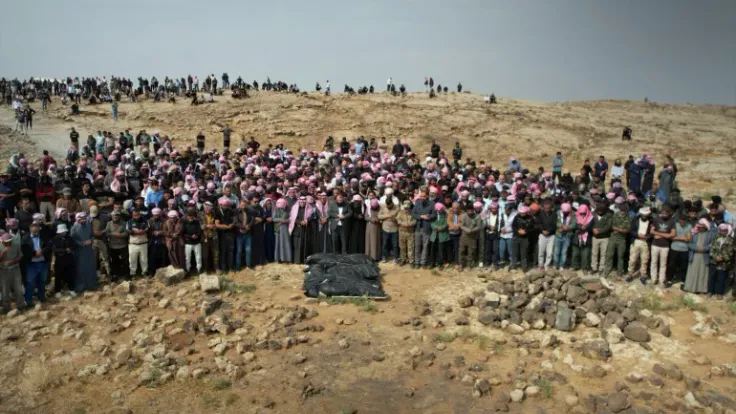 حشود تشييع ضحايا القصف الأردني في ريف درعا تطالب بالمساءلة