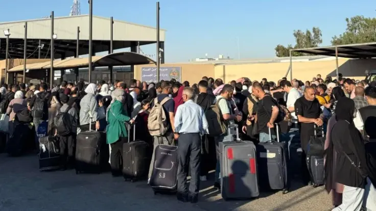 منع ٤٦٨ مسافراً وتفكيك شبكات: جسر الملك حسين يعيد ضبط الفوضى