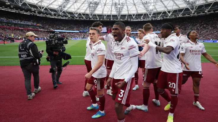 جاري نيفيل يتوقع فوز آرسنال بالدوري الإنجليزي، لكن لا في أبطال أوروبا