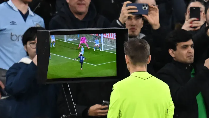 الاتحاد الأوروبي لكرة القدم يطلق منصة Clear Line لتوجيه حكام الفيديو المساعد