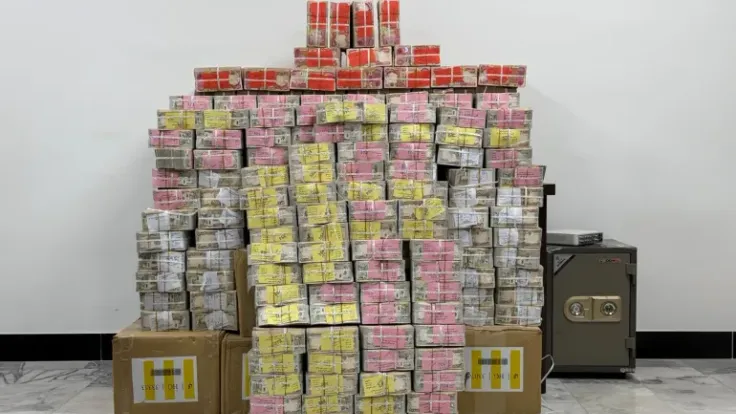 العراق يعثر على 10.6 ملايين دولار مخبأة في حفرة تصريف مياه الأمطار ضمن قضية الفساد