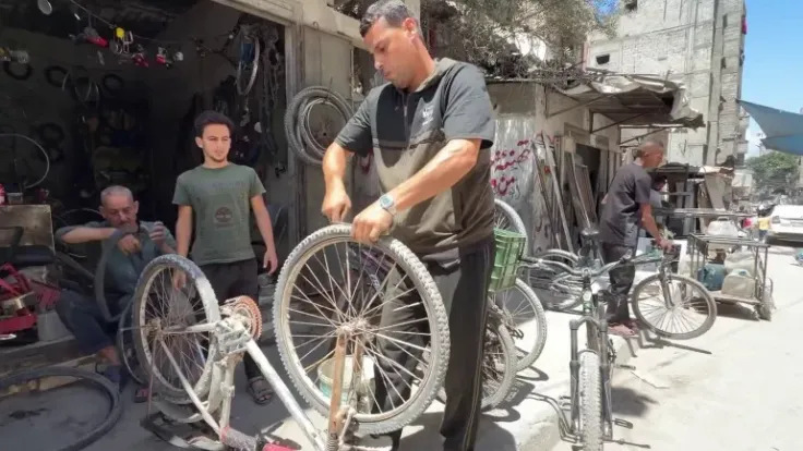 أزمة قطع الغيار تؤثر على الدراجات الهوائية في قطاع غزة