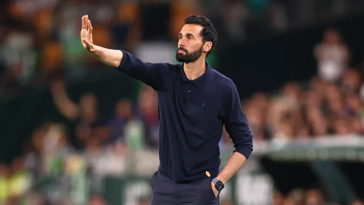 جماهير برشلونة تنتقم من أربيلوا في احتفالات الليجا بالدوري الإسباني