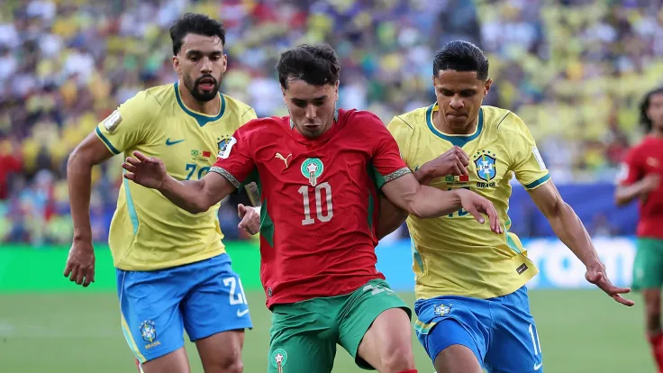 دوجلاس سانتوس يطالب بتحسين الأداء أمام هايتي ويصلي لنيمار