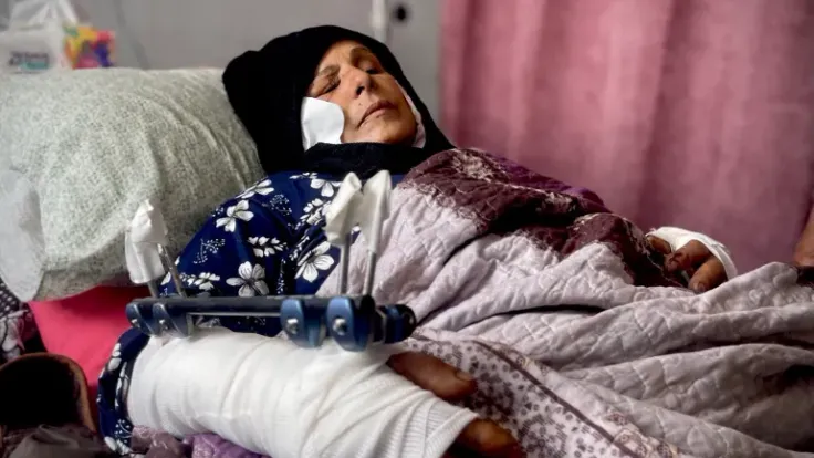 إصابة "أم البنات" تثقل حياة 3 كفيفات في غزة بعد قصف إسرائيلي