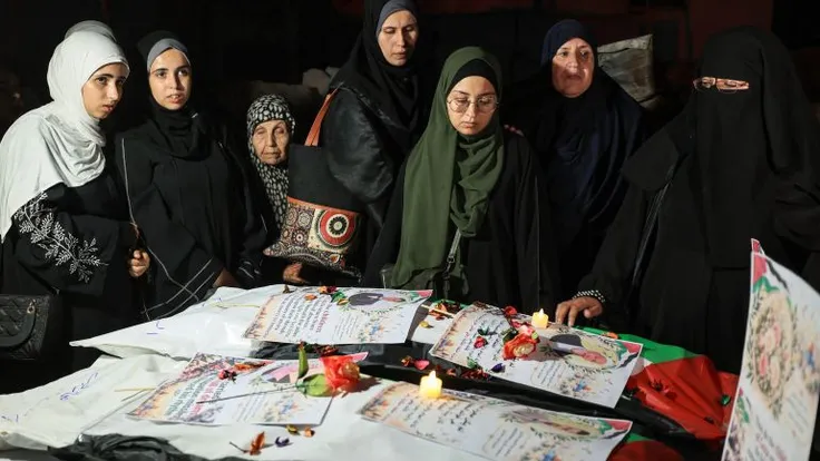 قصف إسرائيلي يقتل زوجين في غزة ويصيب آخرين وتكثيف الضربات المدفعية