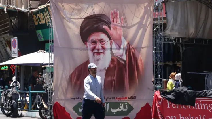 طهران تُغلق بالكامل: عطلة رسمية 3 أيام لتشييع المرشد علي خامنئي