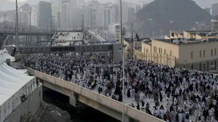 كيف تصبح حركة الحشود أمواجاً قاتلةً؟ دراسة تنشر الكيفية التي تحول الحشود البشرية إلى أمواج قاتلة.
