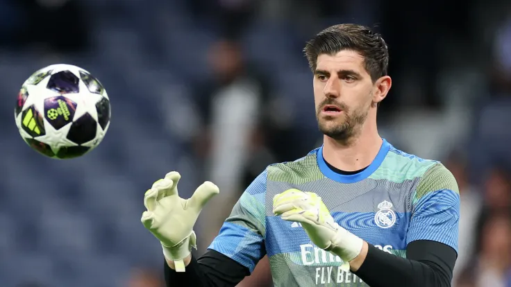 رد زوجة كورتوا على أنباء انتقاله إلى الدوري السعودي