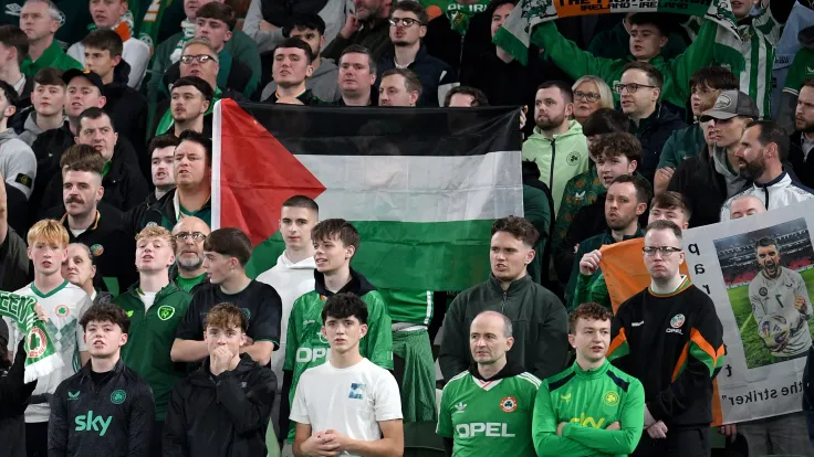 إيقاف مباراة أيرلندا والنمسا في دوري الأمم الأوروبية بسبب رمي كرات تنس تحمل العلم الفلسطيني
